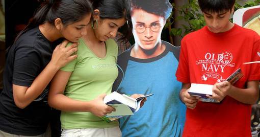 “冰桶挑戰”升級版“冰書挑戰”