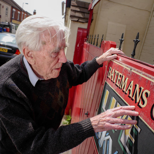 英國(guó)最無趣的12人亮相2015年日歷