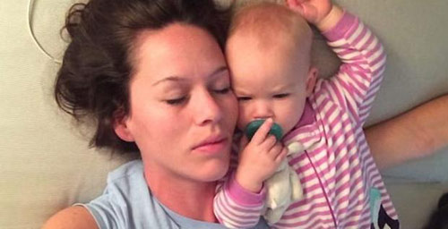 老媽別再睡了! 女嬰出“奇招”弄醒沉睡母親