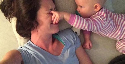 老媽別再睡了! 女嬰出“奇招”弄醒沉睡母親