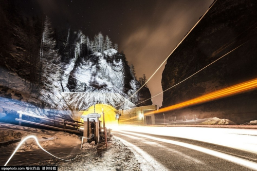 法驚現人臉燈光投影 巖石樹木皆成藝術品