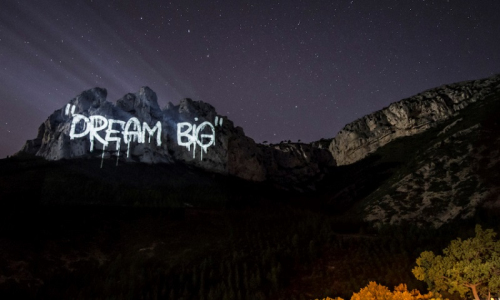 法驚現(xiàn)人臉燈光投影 巖石樹木皆成藝術品