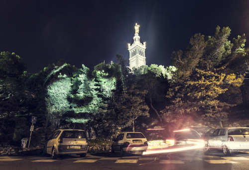 法驚現人臉燈光投影 巖石樹木皆成藝術品