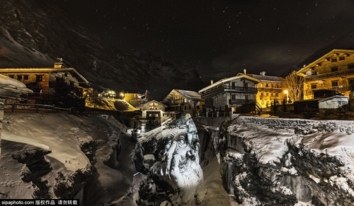 法驚現人臉燈光投影 巖石樹木皆成藝術品