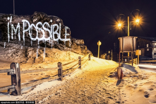 法驚現人臉燈光投影 巖石樹木皆成藝術品