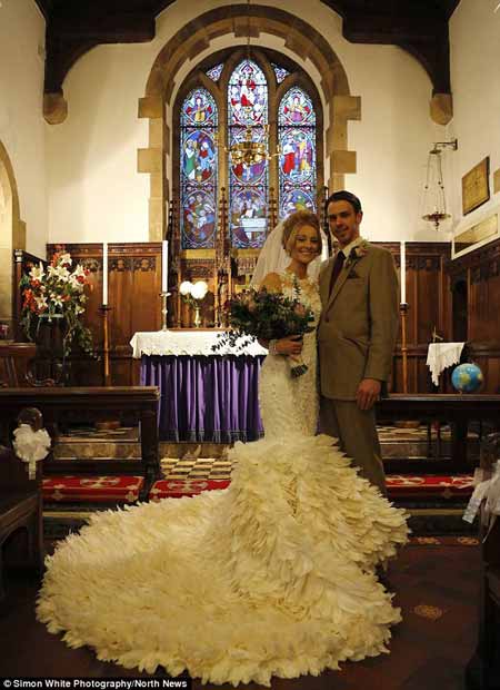 英國(guó)新娘用鵝毛打造夢(mèng)幻嫁衣