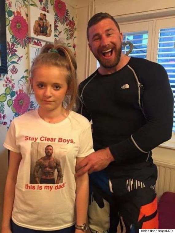 防狼絕招:父親在女兒T恤上秀肌肉照