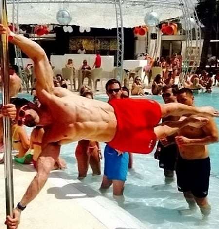 網絡新風潮：肌肉男做人體旗