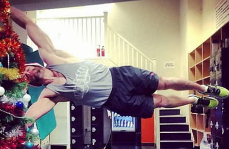 網絡新風潮：肌肉男做人體旗