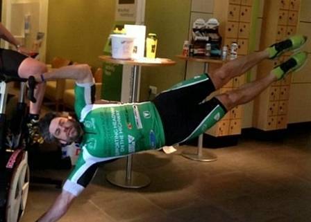 網絡新風潮：肌肉男做人體旗