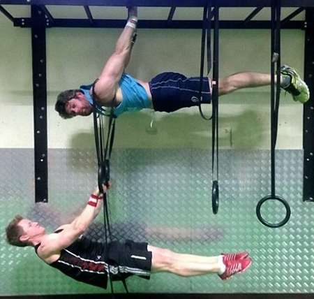 網絡新風潮：肌肉男做人體旗