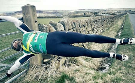 網絡新風潮：肌肉男做人體旗