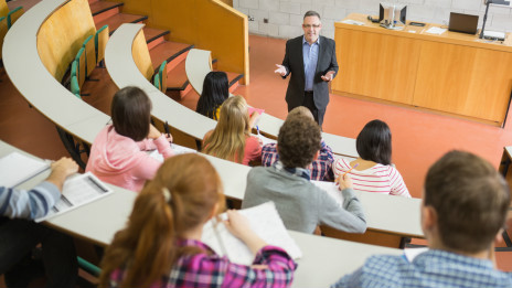 Foreign students boost UK economy 海外留學(xué)生刺激英國經(jīng)濟(jì)增長