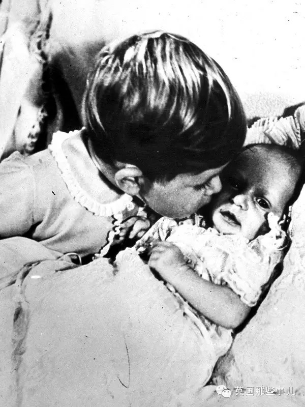 英國小王子和小公主首張官方合影發布（組圖）