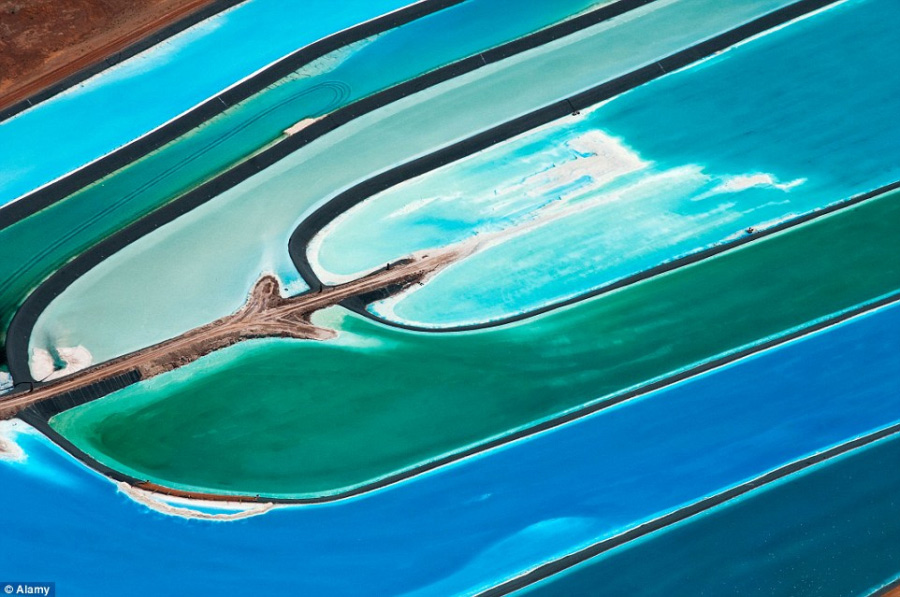 美國荒漠現“五彩池”奇觀