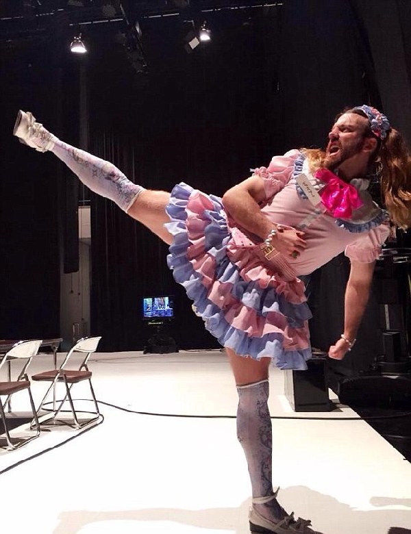 胡子大叔穿女裝組樂隊走紅