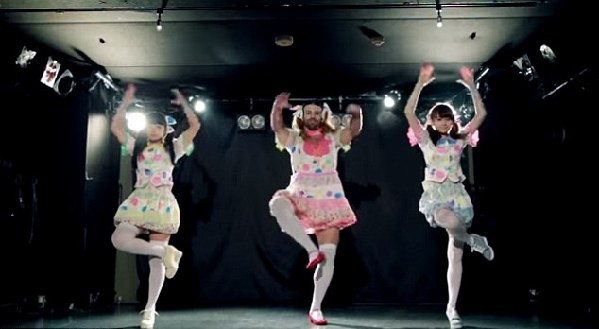 胡子大叔穿女裝組樂隊走紅