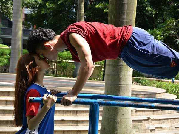 公共場(chǎng)所“秀恩愛”，你怎么看？