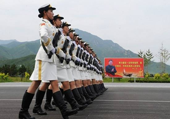 閱兵“軍服”加入時尚元素