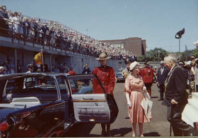 “彩虹女王”的帽子情結