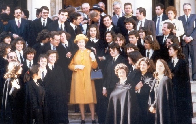 “彩虹女王”的帽子情結