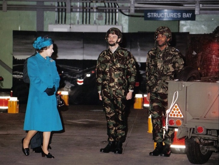 “彩虹女王”的帽子情結