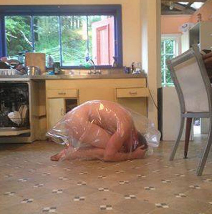 社交媒體興起奇葩新玩法:裸體假扮“冷凍雞”