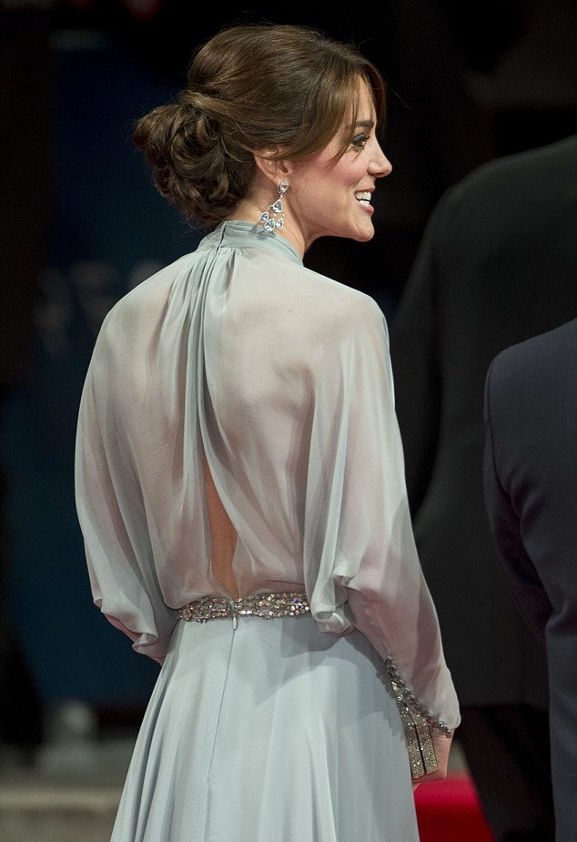 轉(zhuǎn)身后的驚艷:性感露背裝成紅毯流行新趨勢