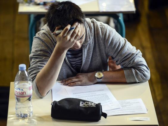 墜落、飛翔、赤身裸體、找不到廁所······心理學家解析九大常見夢境