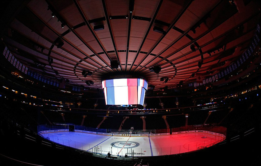 各國哀悼巴黎恐襲 地標亮“法國色”