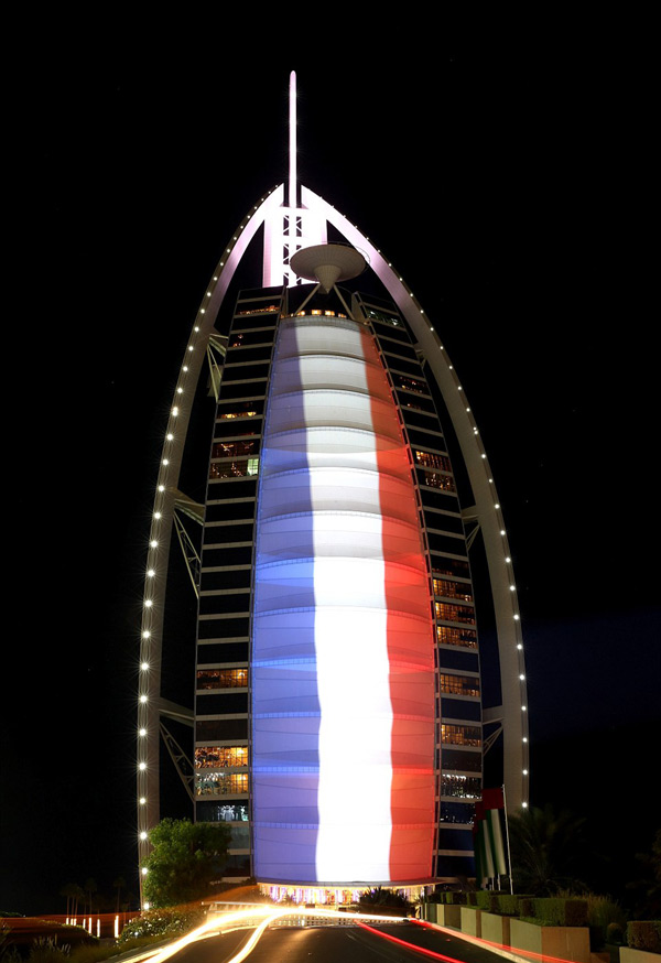 各國哀悼巴黎恐襲 地標亮“法國色”