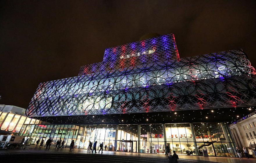 各國哀悼巴黎恐襲 地標亮“法國色”