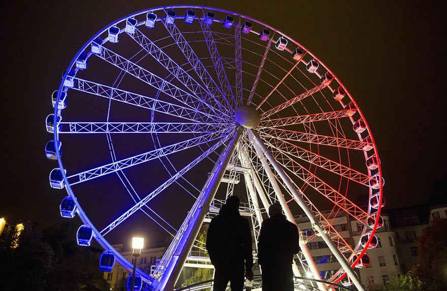 各國哀悼巴黎恐襲 地標亮“法國色”