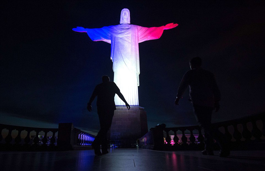 各國哀悼巴黎恐襲 地標亮“法國色”
