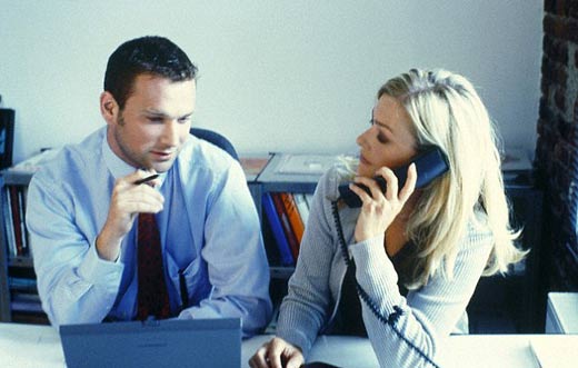 想和領導搞好關系?那就不要坐得太近