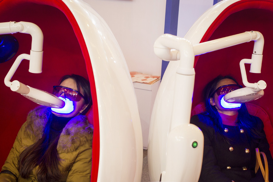 中國日?qǐng)?bào)11月影像回眸：你不能對(duì)周圍世界熟視無睹