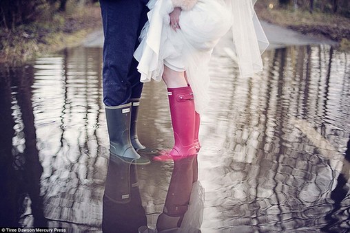 英國新人冒雨結(jié)婚 賓客蹚水赴宴