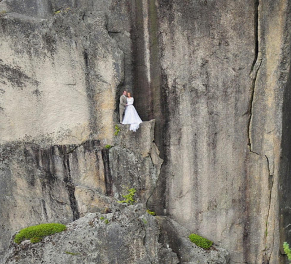 最驚險婚紗照 新婚夫婦百米絕壁上演繹浪漫