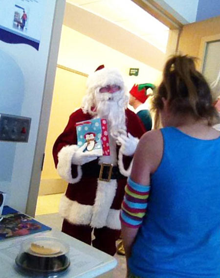 身份最特殊的圣誕老人——美國前總統小布什