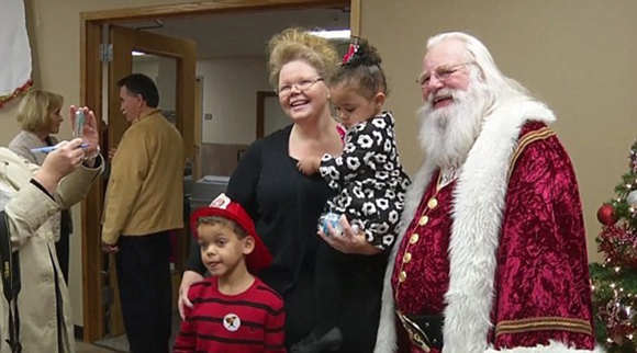 沒有假期的圣誕老人:給受災孩子帶去溫暖