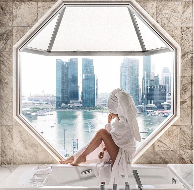 唯美“窗臺(tái)寫(xiě)真”風(fēng)靡社交網(wǎng)絡(luò)（組圖）