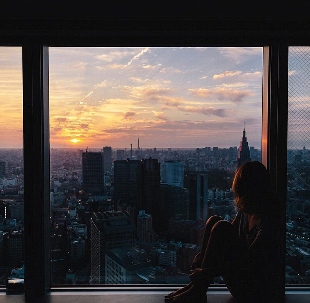 唯美“窗臺(tái)寫(xiě)真”風(fēng)靡社交網(wǎng)絡(luò)（組圖）