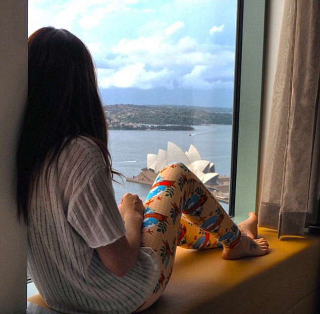 唯美“窗臺(tái)寫(xiě)真”風(fēng)靡社交網(wǎng)絡(luò)（組圖）