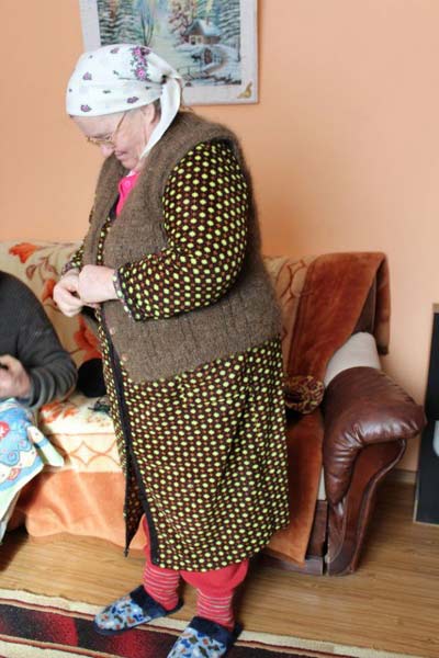 二十年長發織成一件背心(圖)