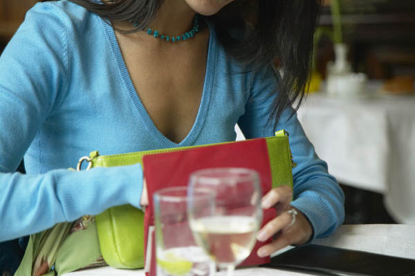 與人約飯?jiān)庥?#8220;錢包威脅”?