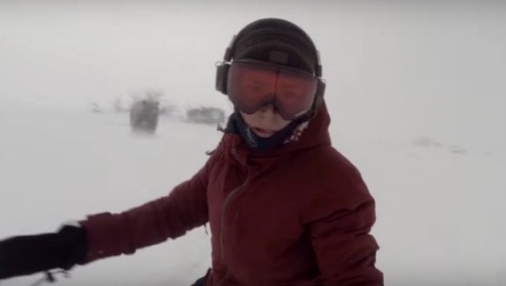 現(xiàn)實(shí)版“荒野獵人”:滑雪女子被熊尾隨毫不知情