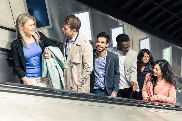 大寫鎖定語調:在沉默中爆發