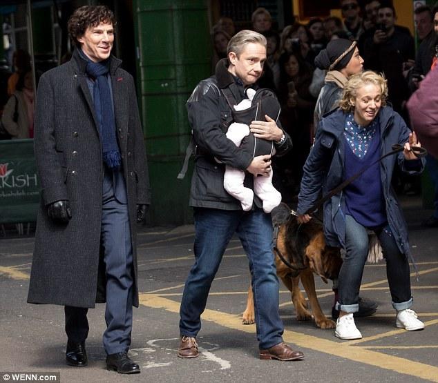 《神探夏洛克4》片場直擊：華生卷福抱孩子亮相（組圖）