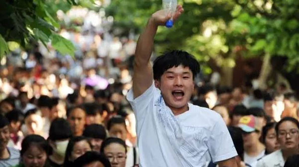看看外媒報道中國高考的用詞,目測已被嚇壞