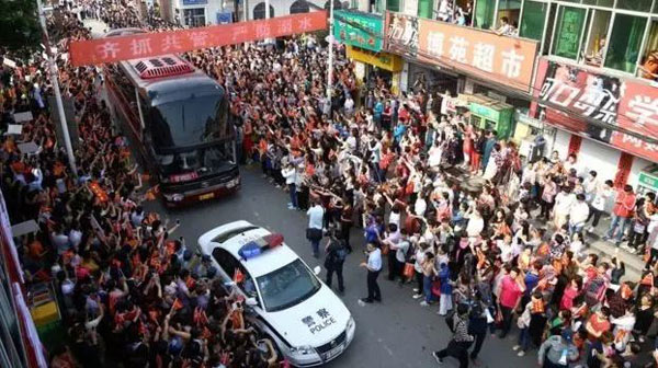 看看外媒報道中國高考的用詞,目測已被嚇壞